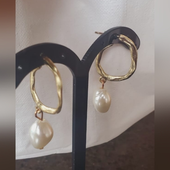 Gold Sleeper Pearl Drop Earrings. 🌴 - Picture 5 of 7